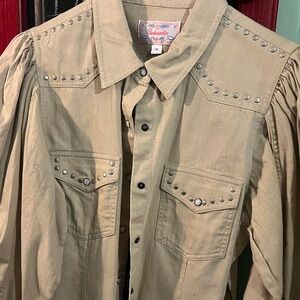Panhandle women’s tan pearl snap with balloon sleeves. NWT